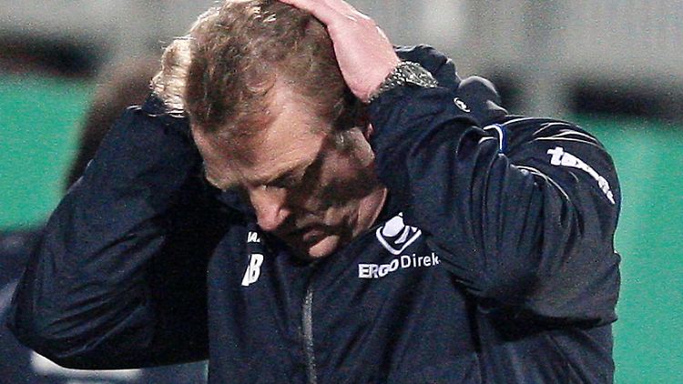 Nach der späten Niederlage im Pokalhalbfinale untröstlich: Fürth-Trainer Mike Büskens.