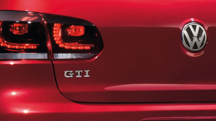 Autobauer nutzen den Begriff "Gran Turismo Injektion" (GTI) üblicherweise als Typenkürzel für sportliche Autos mit Benzin-Einspritzmotor.