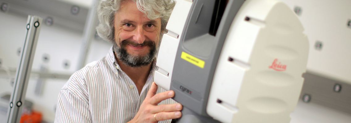 Professor Frank Boochs mit einem Laser-Vermessungsgerät.