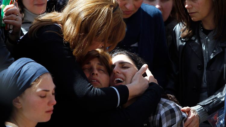 Die Mutter der getöteten Miriam bei der Beerdigung in Jerusalem.