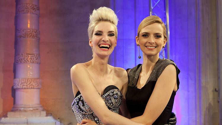 Anika Scheibe (l.) und Eva Padberg freuen sich.
