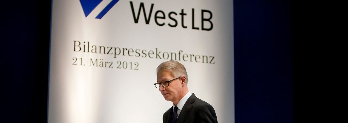 WestLB-Chef Dietrich Voigtländer bei der Bilanz-Pressekonferenz in der Konzernzentrale in Düsseldorf nach seiner letzten Rede. In gut 100 Tagen wird die Landesbank in mehrere Teile zerschlagen.
