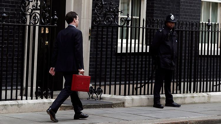 Brisanter Inhalt im Sparkoffer: Schatzkanzler George Osborne auf dem Weg zum Parlament.