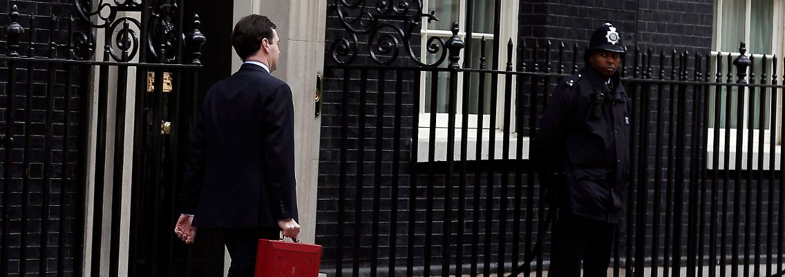 Brisanter Inhalt im Sparkoffer: Schatzkanzler George Osborne auf dem Weg zum Parlament.