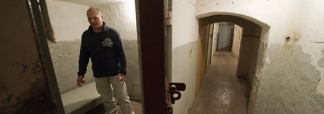 Der ehemalige Insasse Ralf Weber besucht den Dunkelzellentrakt des ehemaligen Geschlossenen Jugendwerkhofes Torgau.