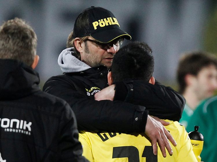 Jürgen Klopp, der beim BVB bleiben will, mit Schützling Gündogan, den der BVB vergessen hatte.