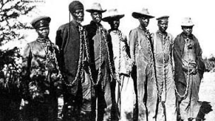 Gefangene Herero Anfang des 20. Jahrhunderts.