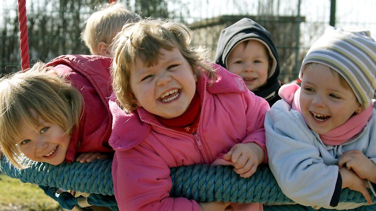 100 Euro zusätzlich erhalten die Eltern dieser Kinder künftig pro Monat - ihre Kita hat nichts davon - wenn sie überhaupt einen Kita-Platz haben.