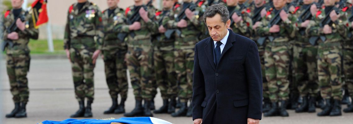 Präsident Sarkozy verneigt sich vor den Toten.