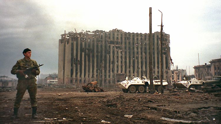 Auch in Tschetschenien griffen russische Truppen schon massiv ein. 1995 hält ein Soldat Moskaus auf dem Platz vor dem zerstörten Präsidentenpalast in Grosny Wache.
