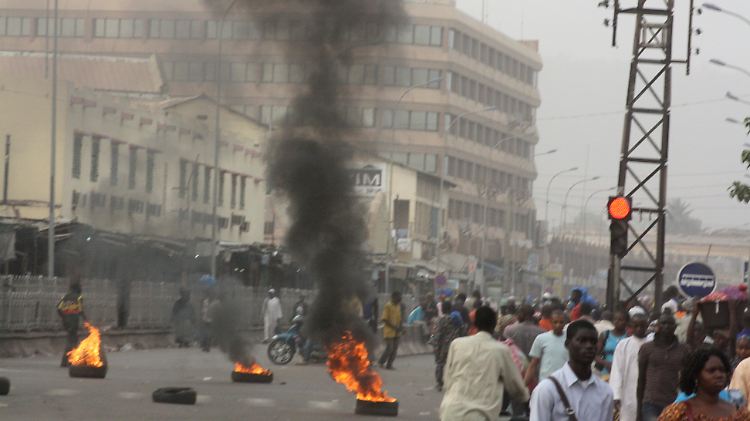In Bamako greifen die Unruhen um sich.