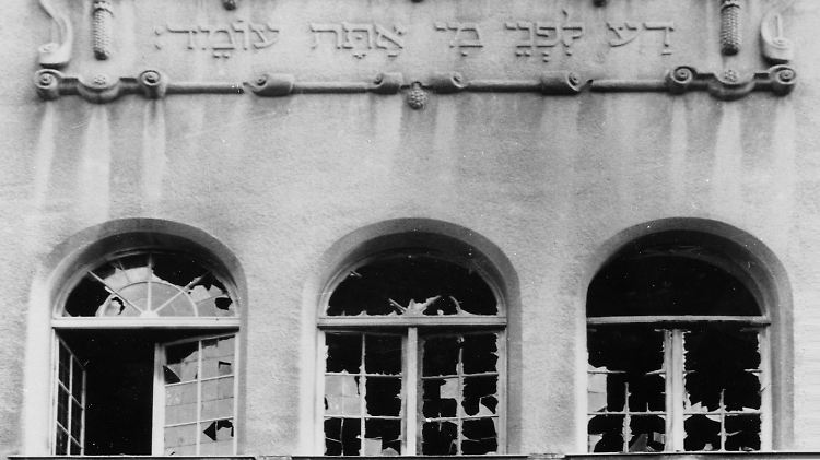 Das Foto zeigt die Kieler Synagoge nach der Reichspogromnacht.