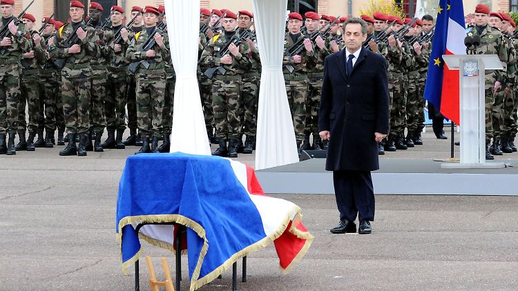 Sarkozy vor dem Sarg eines getöteten Soldaten.