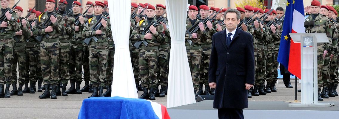 Sarkozy vor dem Sarg eines getöteten Soldaten.