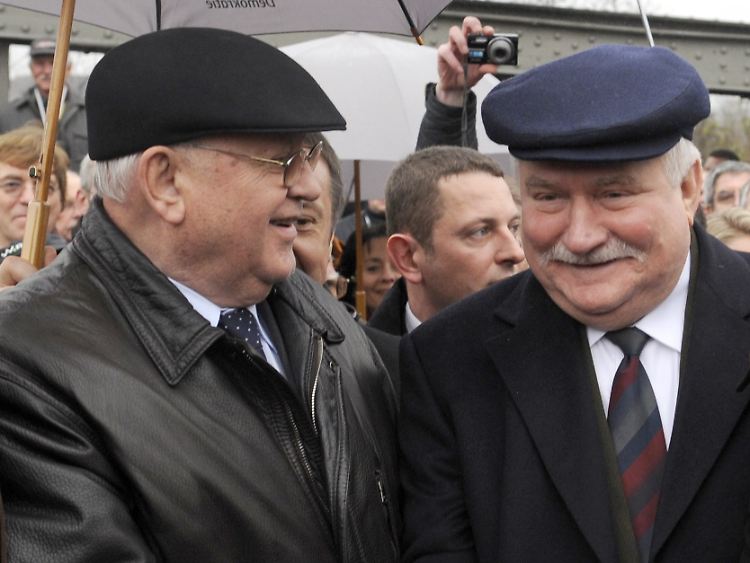 Gorbatschow und Walesa auf der Bornholmer Brücke.