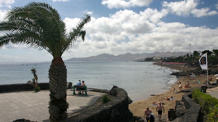 Strand von Puerto del Carmen auf Lanzarote: Auf den Kanarischen Inseln verstärkt sich der Widerstand gegen die geplanten Bohrungen nach Erdöl vor den spanischen Urlaubsinseln.