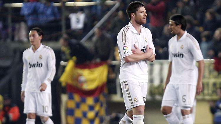 Sieger sehen anders aus: Mesut Özil, Xabi Alonso und Sami Khedira sind nach dem späten Gegentor des FC Villareal enttäuscht