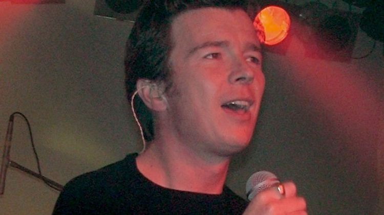 Das ist Rick Astley. Wer ihn von seinem iPhone fernhalten möchte, sollte sein Passwort ändern.
