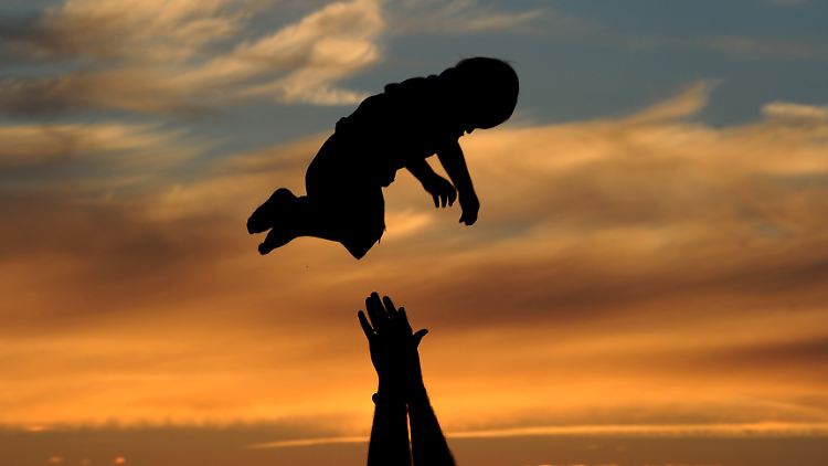 Spielen verboten? Nein, der Umgang mit seinem Kind soll dem leiblichen Vater ermöglicht werden.