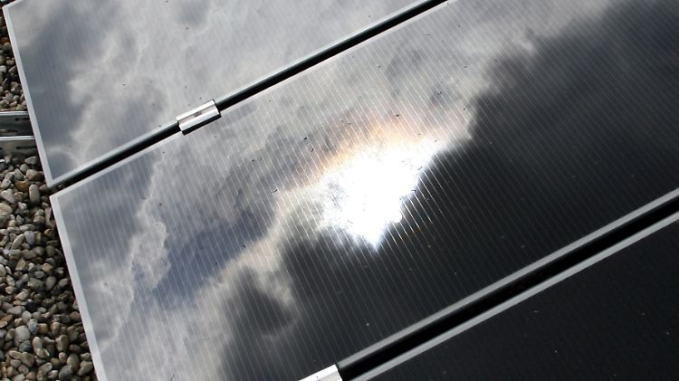 Die Kürzung der Solarhilfen soll ab 1. April gelten. Sinn und Zweck ist es, die Kosten bei der Energiewende im Rahmen zu halten. Die Förderung wird von den Verbrauchern über den Strompreis bezahlt.