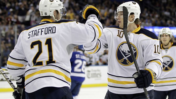 Drew Stafford und Christian Ehrhoff freuen sich über den 3:0-Sieg gegen die Canadiens.