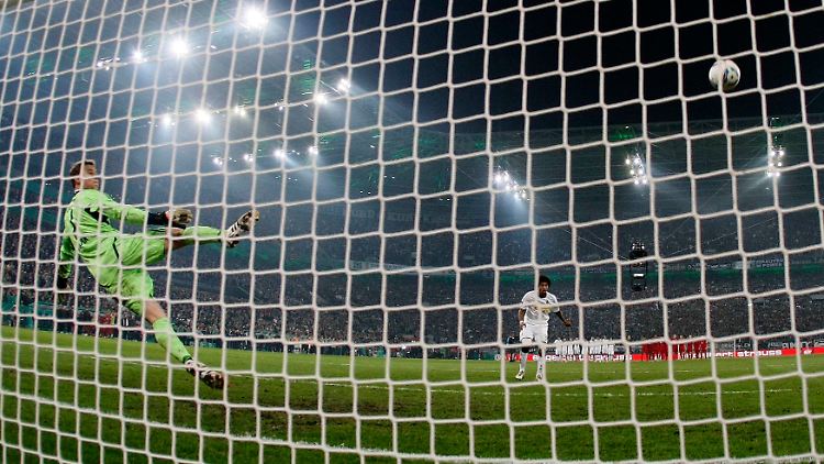 Das Tor, der Schuss, drüber. Im Fallen sieht Bayern-Keeper Manuel Neuer noch, wie Dantes Elfmeterversuch über den Kasten geht.