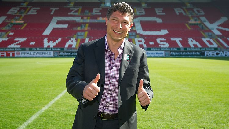 Starke Pose: Krassimir Balakow bei seiner Vorstellung als Retter des 1. FC Kaiserslautern.