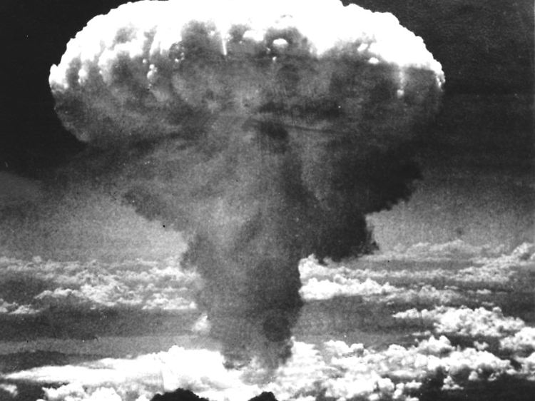 Bei der Explosion der Atombombe steigt eine 18.000 Meter hohe pilzförmige Rauchwolke über Nagasaki auf.
