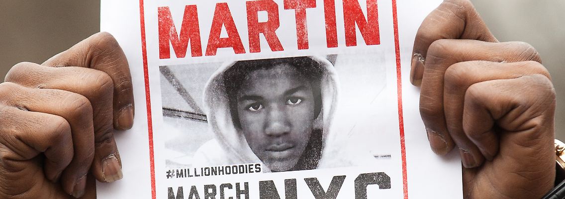 In New York gingen Bürger mit Kapuzen auf dem Kopf demonstrieren. Trayvon Martin erschien dem "Nachtwächter" auch verdächtig, weil er eine Kapuze trug.