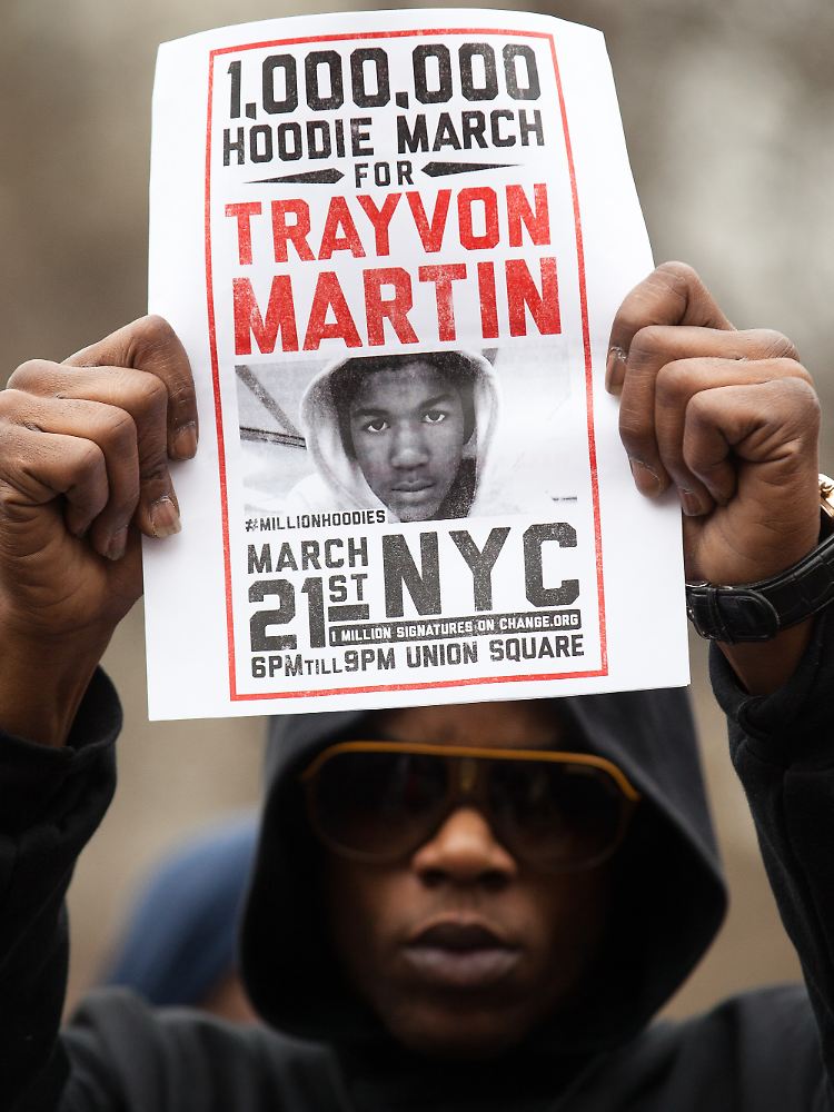 In New York gingen Bürger mit Kapuzen auf dem Kopf demonstrieren. Trayvon Martin erschien dem "Nachtwächter" auch verdächtig, weil er eine Kapuze trug.