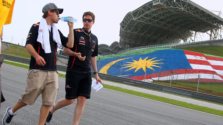 Weltmeister Sebastian Vettel bei der Besichtigung des Kurses in Sepang. Ganz wichtig: viel trinken.