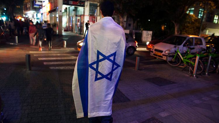 In Tel Aviv versammelten sich zahlreiche Menschen zu einer Solidaritätsbekundung für die Angehörigen der Opfer.