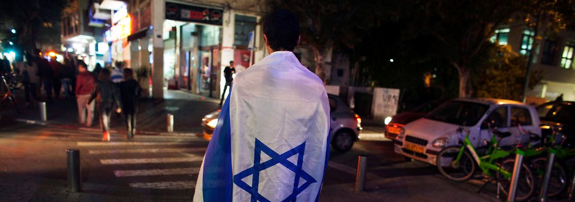 In Tel Aviv versammelten sich zahlreiche Menschen zu einer Solidaritätsbekundung für die Angehörigen der Opfer.
