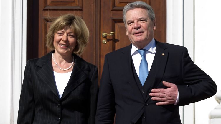 Joachim Gauck und Daniela Schadt vor Schloss Bellevue.