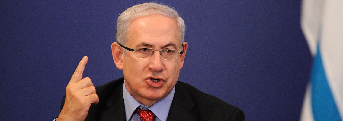 Erhobener Zeigefinger in Richtung Menschenrechtsrat. Netanjahu sieht Israel in dem Gremium einer anti-isralischen Mehrheit ausgesetzt.