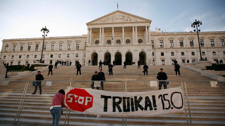Protest vor dem Parlamentsgebäude in Lissabon. 