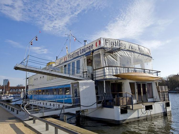 Nur ein paar Meter von den buntbemalten Mauerteilen der East Side Gallery entfernt liegt das Hostelboot "Eastern Comfort".