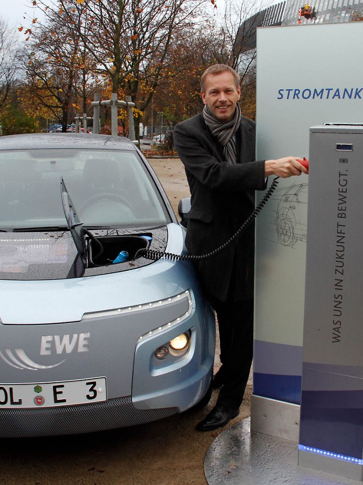 Das Elektroauto an seiner Tankstelle.