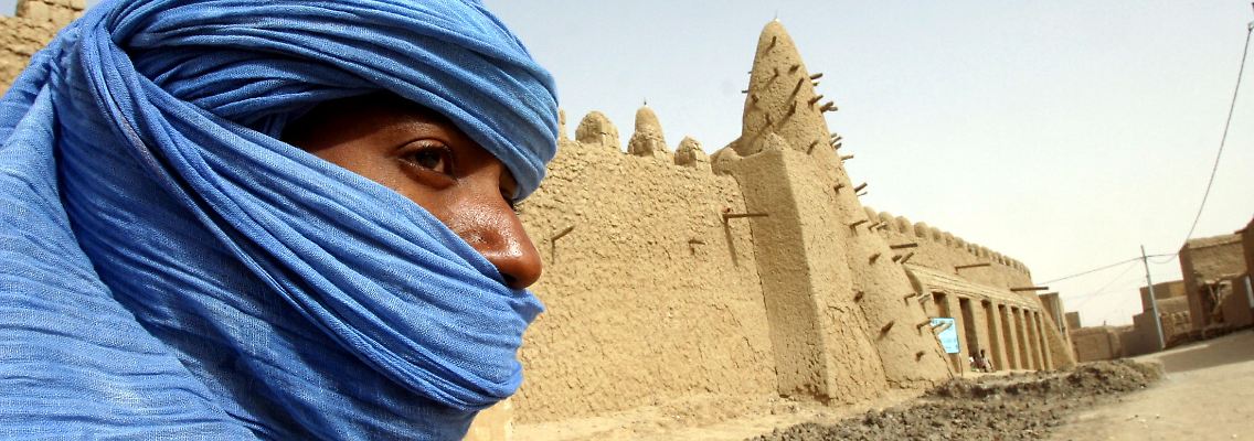 Tuareg-Mann vor der großen Moschee in Timbuktu. Viele der Nomaden leben vom Tourismus.