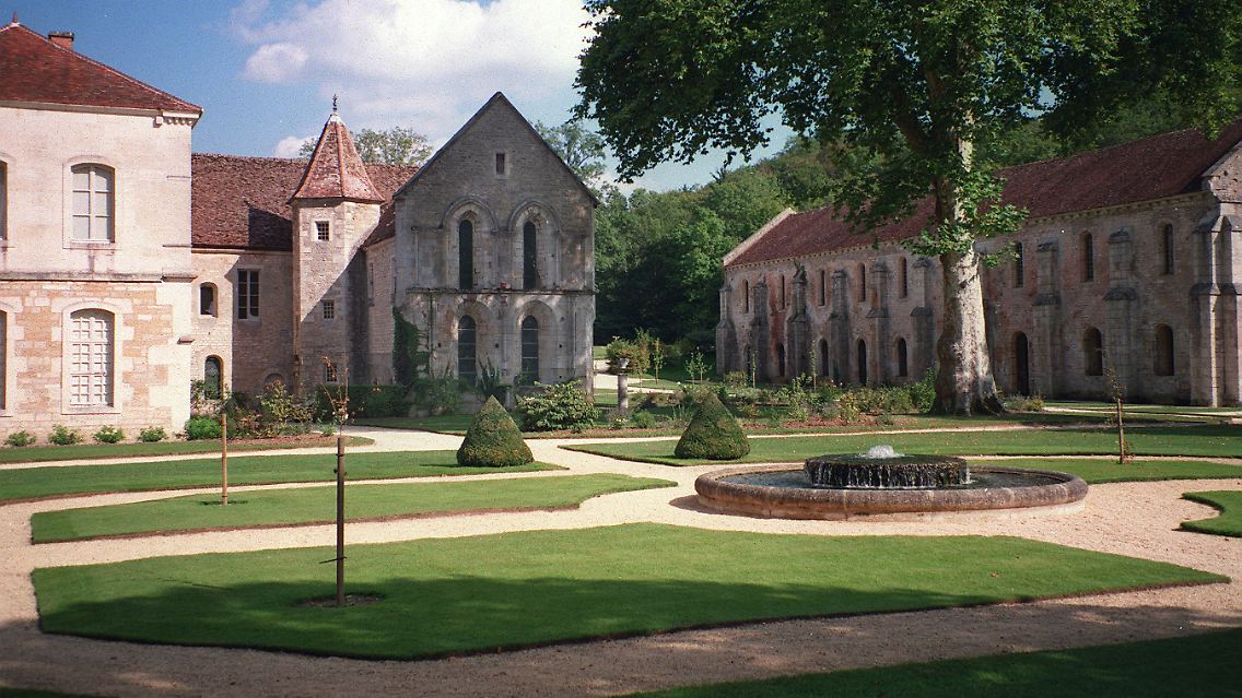 Die 1118 gegründete Abtei Fontenay (Mitte) mit Wohngebäuden steht auf der Weltkulturerbe-Liste der UNESCO.