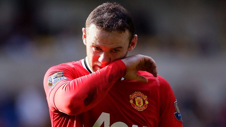 Wayne Rooney schoss beim Aufwärmen versehentlich in den Fanblock. Dort brach das Handgelenk eines jungen Fans.