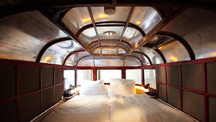 In der ehemaligen Staubsaugerfabrik, dem "Hüttenpalast", stehen heute Campingwagen zum Übernachten.