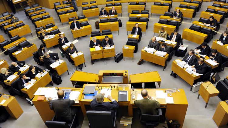 Die Entscheidung über eine Bürgschaft für die geplante Transfergesellschaft soll im Finanz- und Wirtschaftsausschuss des Landtags fallen.