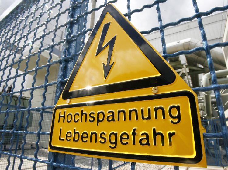 Warnschild am Transformator des Kraftwerks Krümmel.