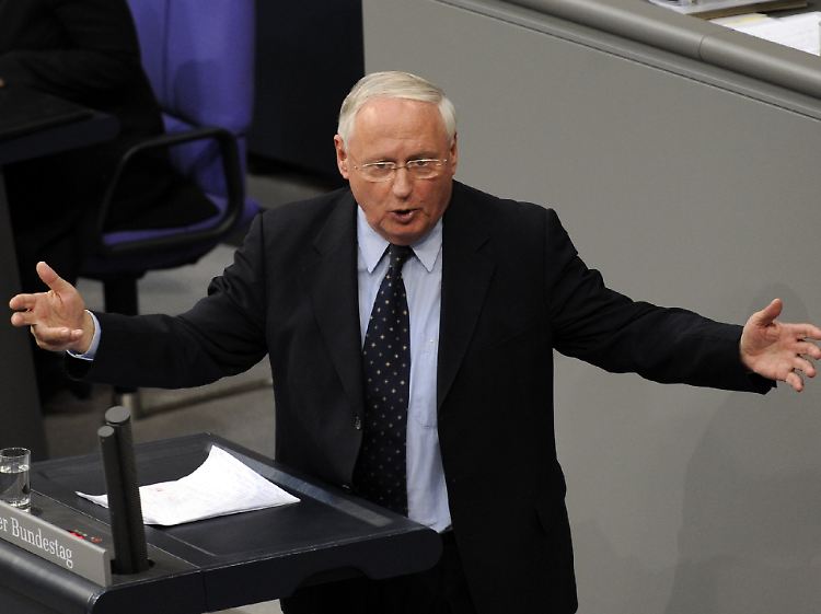 Lafontaine meint, Merkel schiebe internationale Zwänge vor.