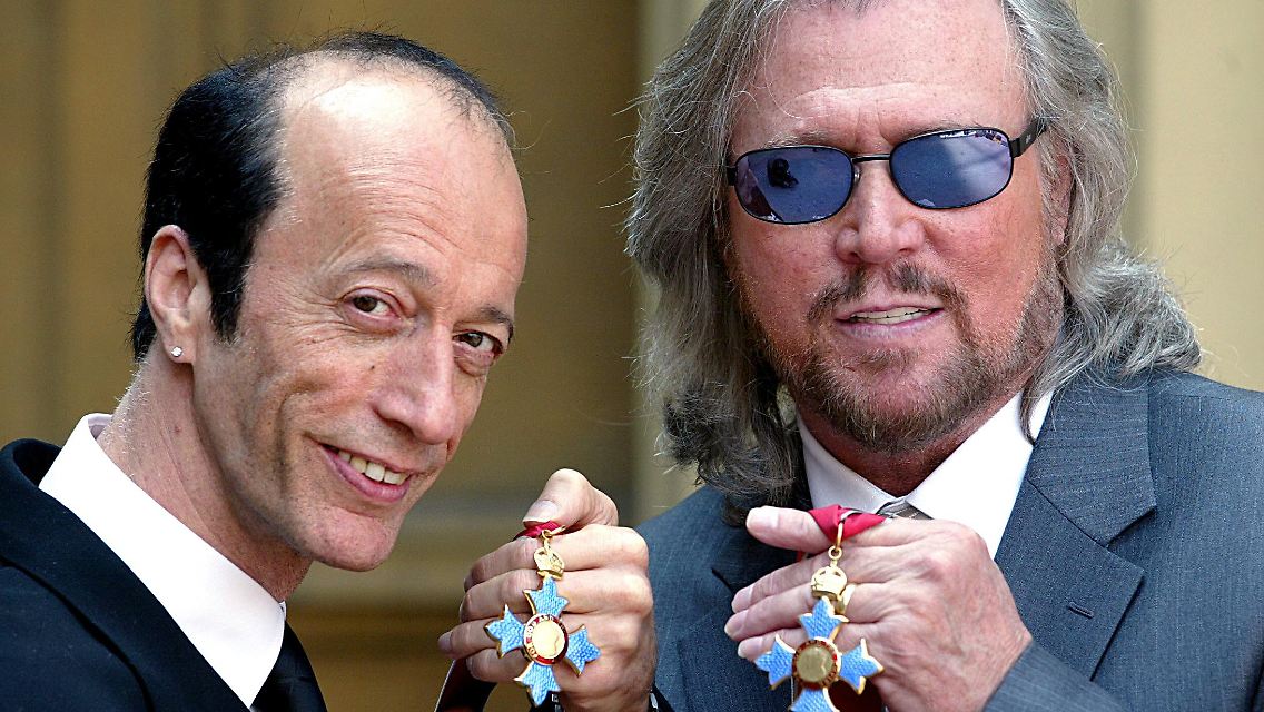 Robin und Barry sind Ritter, für ihren verstorbenen Bruder Maurice (2003) nehmen sie den Orden posthum an.