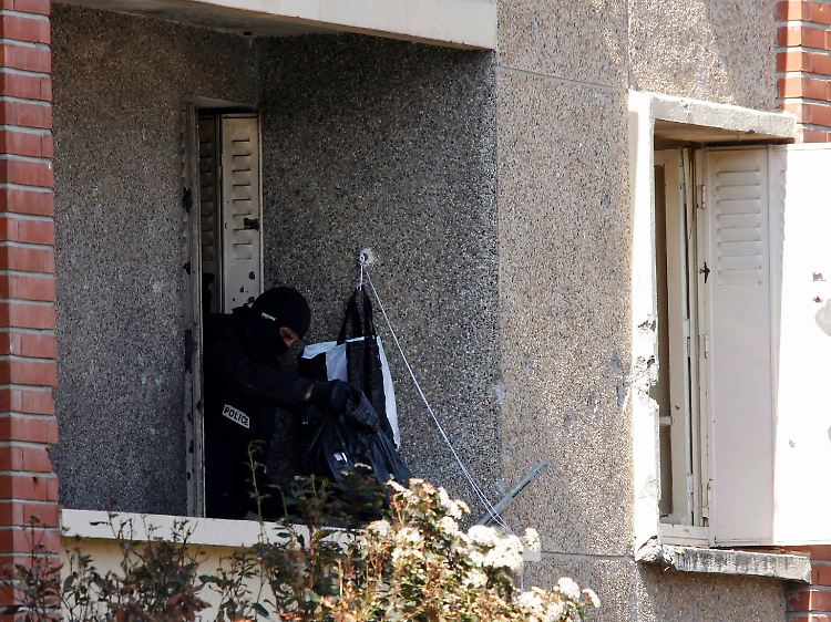 Ein Beamter des Spezialkommandos in der Wohnung des erschossenen Merah.