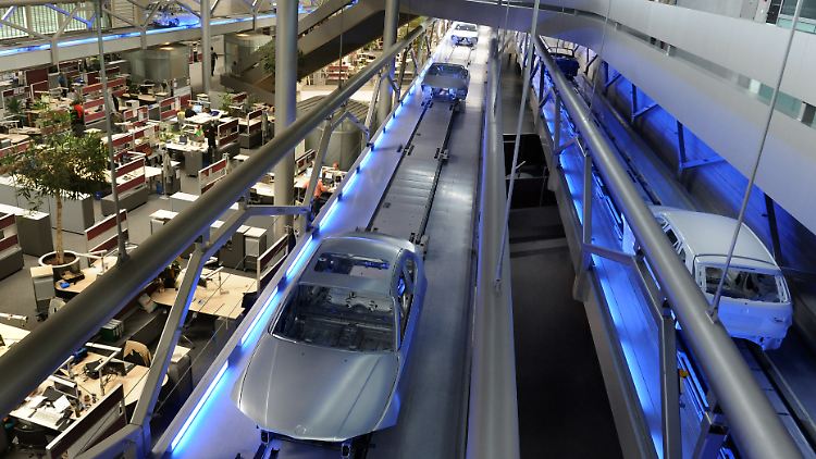 In seinem Leipziger Werk produziert BMW Modelle der 1er-Reihe sowie den Geländewagen X1. Rund 200 Stammkräfte sind hier beschäftigt.