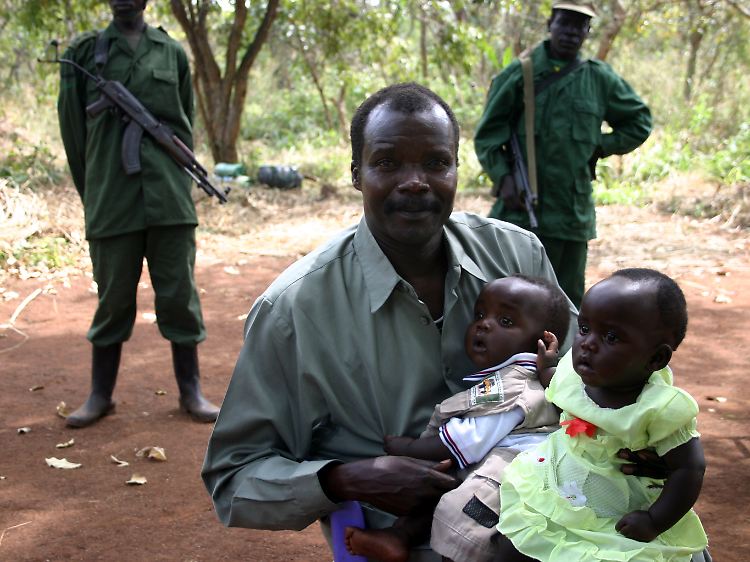 Rebellenführer Kony mit seiner Tochter Lacot und seinem Sohn Opiyo. Der Mann aus Uganda wird international wegen Verbrechen gegen die Menschlichkeit gesucht.