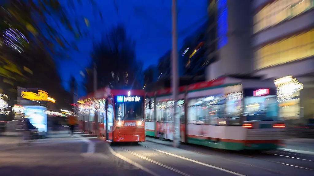 Das-bundesweit-gueltige-Deutschlandticket-kann-seit-dem-1-Mai-2023-genutzt-werden-Es-berechtigt-zu-beliebig-vielen-Fahrten-im-Nah-und-Regionalverkehr-und-kostet-aktuell-58-Euro-im-Monat